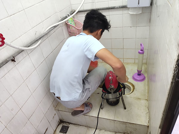 桑珠孜管道堵塞冒臭气 专业师傅现场解决问题