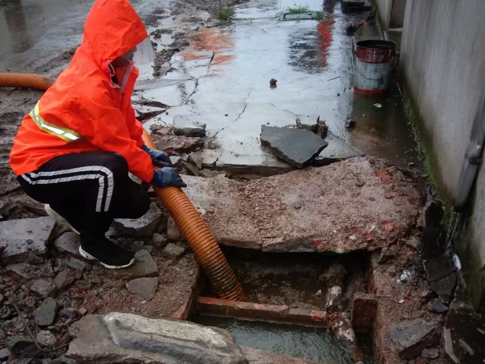 桑珠孜专业清理污水池 炜誉市政以规范流程守护城市 “肠道”