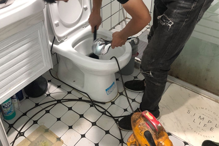 桑珠孜马桶堵塞自己疏通还是找师傅?专业上门服务让你省时更省心